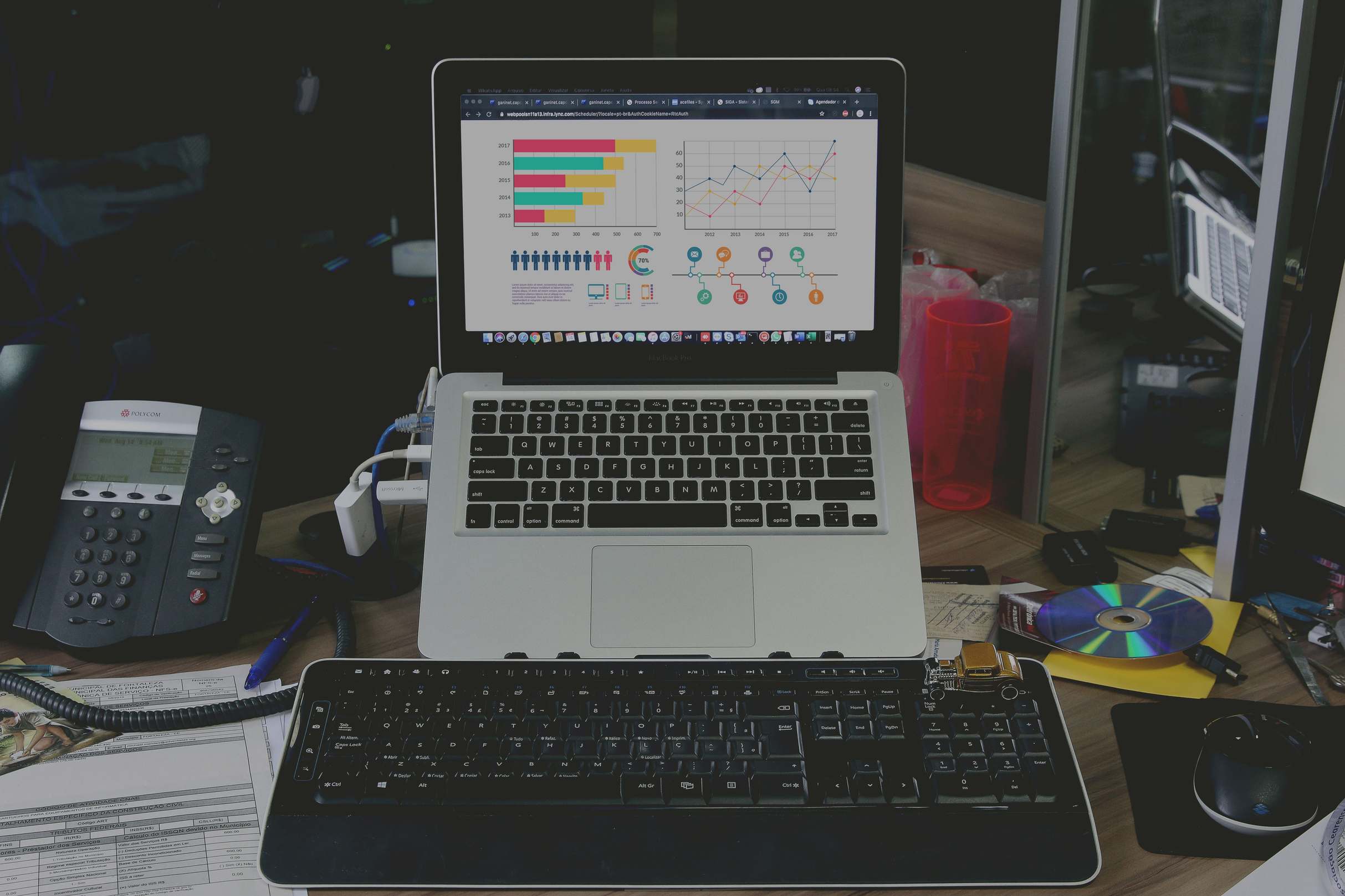 โต๊ะทำงานพร้อมแล็ปท็อปและจอภาพในห้องทำงาน laptop keyboard